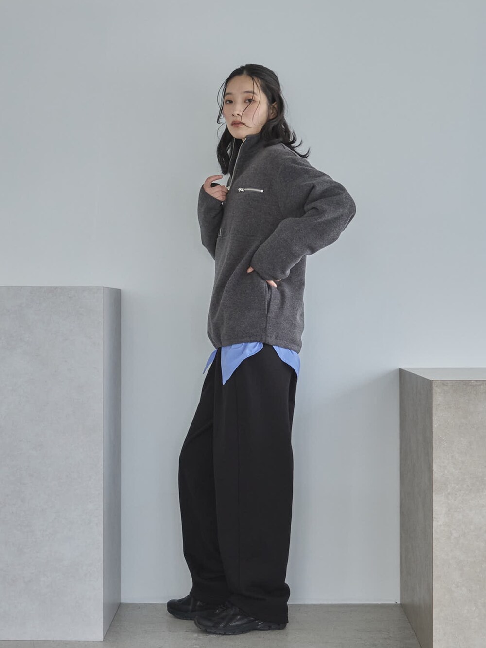 グレー系のその他トップス、ブルー系のシャツ/ブラウス、ブラック系のスウェットパンツを着用したレディースの秋コーディネートの2枚目の写真