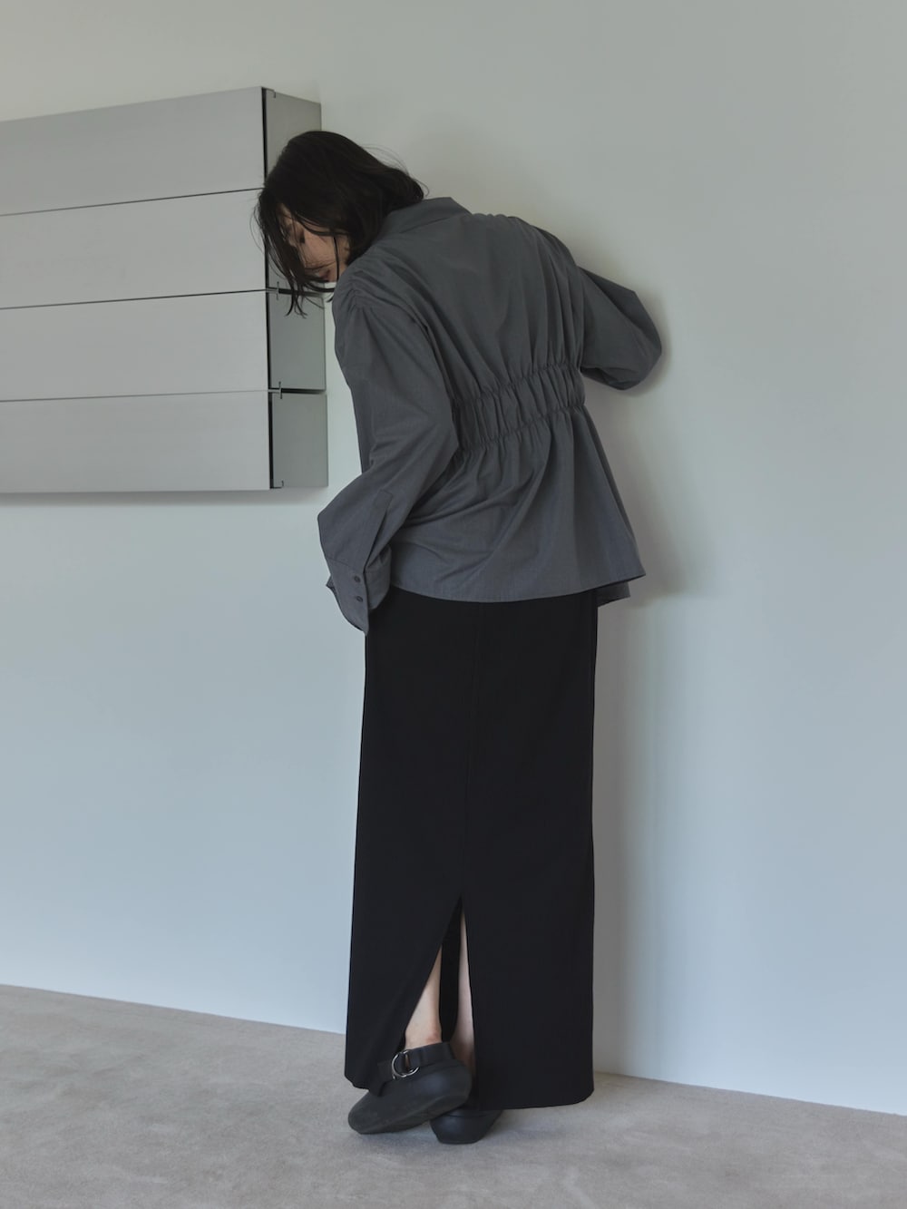 グレー系のシャツ/ブラウス、ブラック系のスカート、ブラック系のサンダルを着用したレディースの夏コーディネートの2枚目の写真