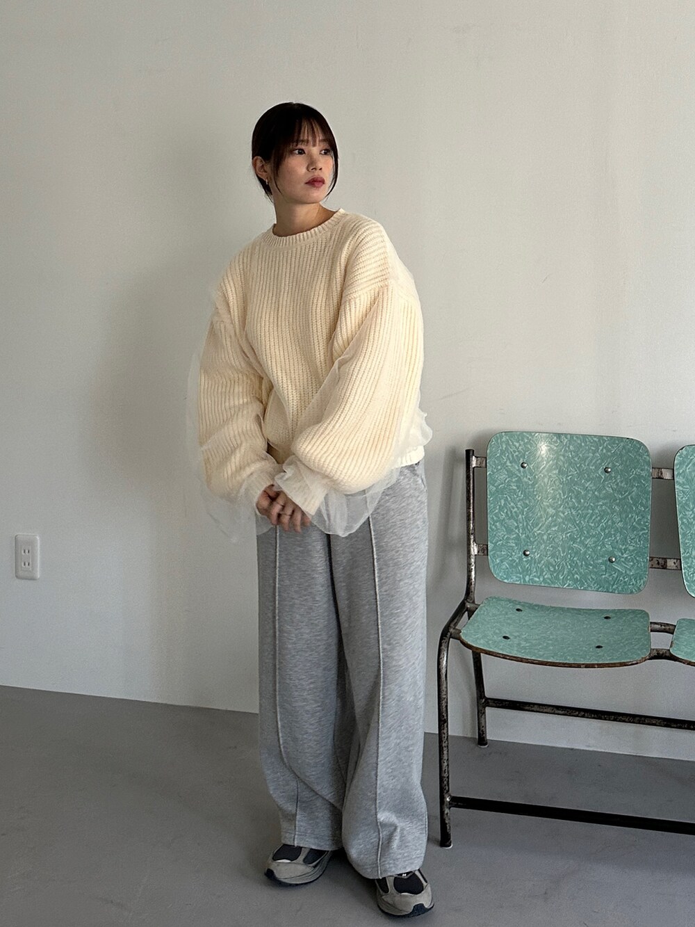 ホワイト系のニット/セーター、グレー系のスウェットパンツ、グレー系のスニーカーを着用したレディースの冬コーディネートの3枚目の写真