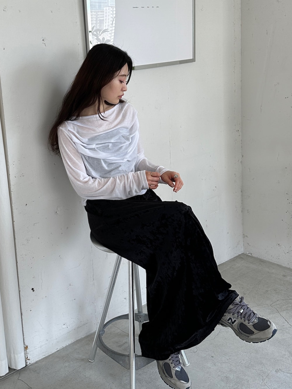 ホワイト系のTシャツ/カットソー、ブラック系のスカート、グレー系のスニーカーを着用したレディースの夏コーディネートの3枚目の写真
