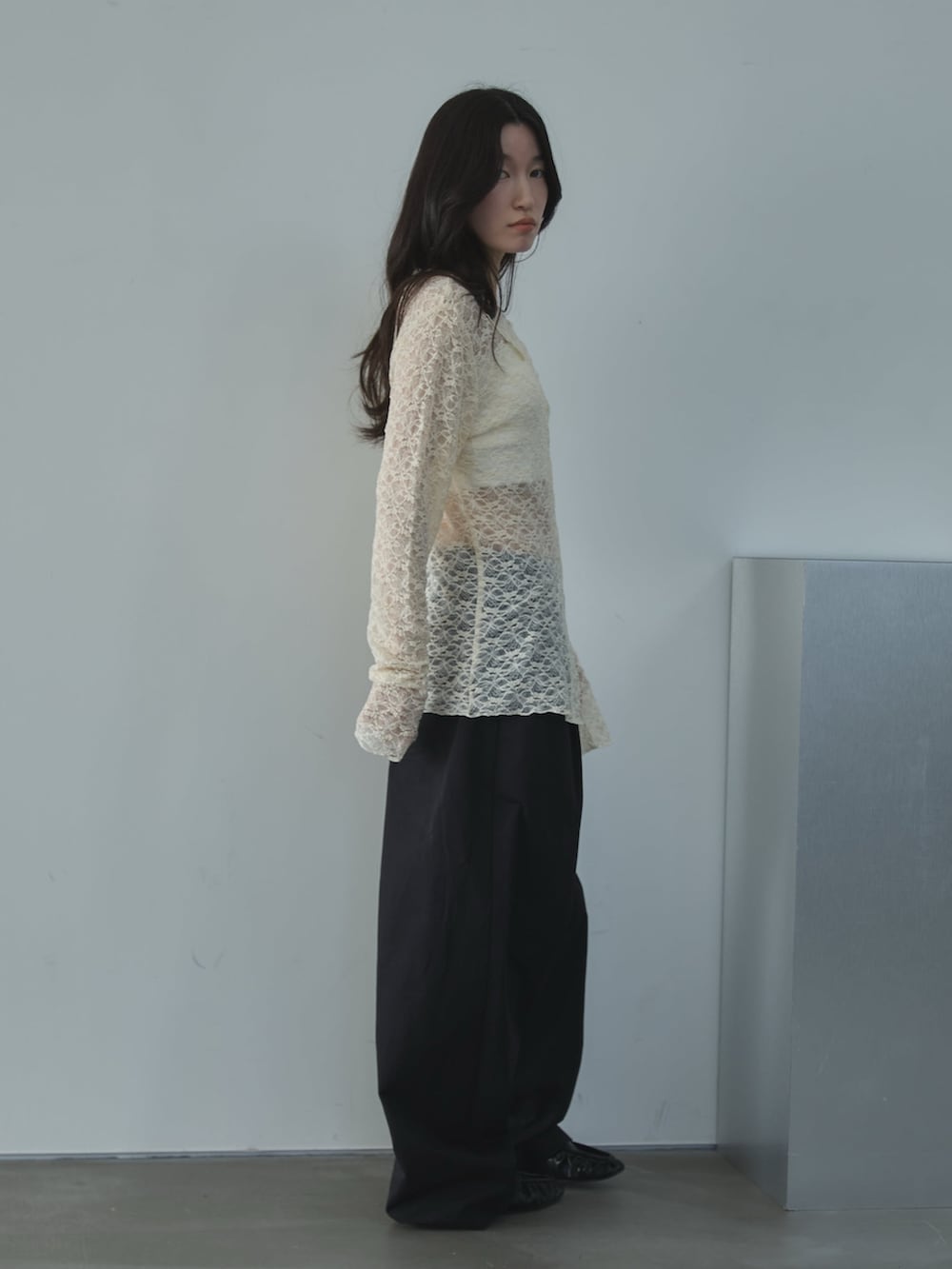 ホワイト系のカーディガン/ボレロ、ブラック系のその他パンツ、ブラック系のローファーを着用したレディースの春コーディネートの2枚目の写真