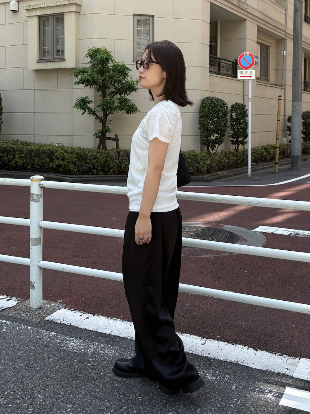 ホワイト系のTシャツ/カットソー、ブラック系のその他パンツ、ブラック系のその他シューズを着用したレディースの夏コーディネートの2枚目の写真