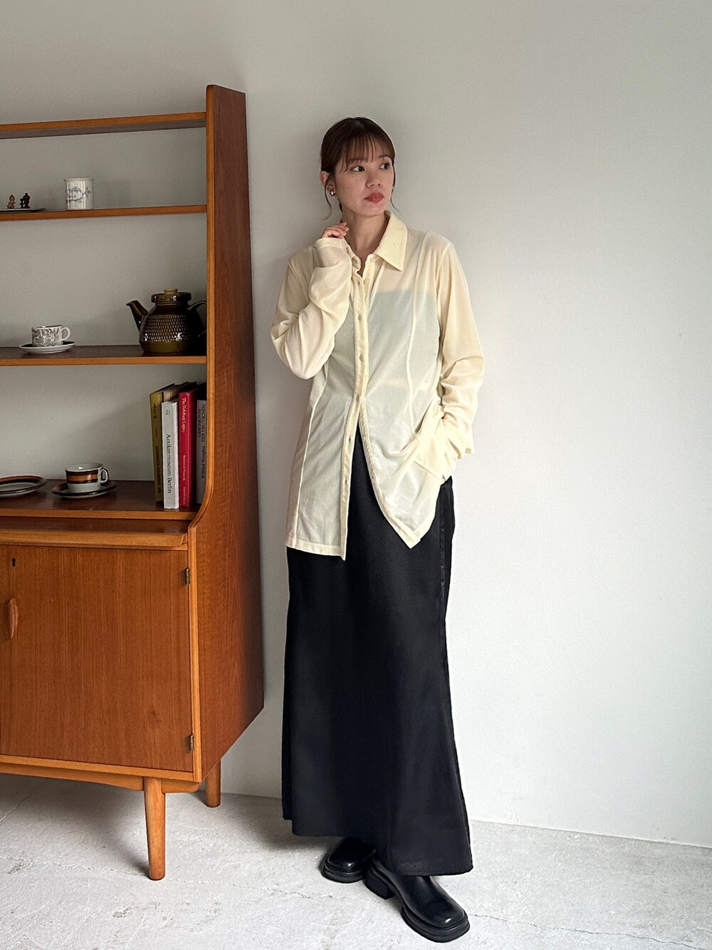 ホワイト系のシャツ/ブラウス、ブラック系のスカート、その他のその他を着用したレディースの夏コーディネートの3枚目の写真