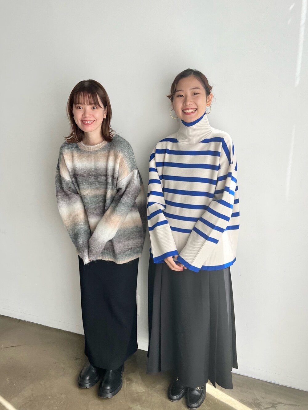 グリーン系のニット/セーター、ブルー系のニット/セーター、ブラウン系のニット/セーターを着用したレディースの秋コーディネートの2枚目の写真