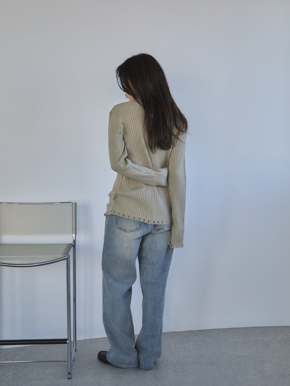 ベージュ系のカーディガン/ボレロ、ブルー系のデニムパンツを着用したレディースの冬コーディネートの2枚目の写真