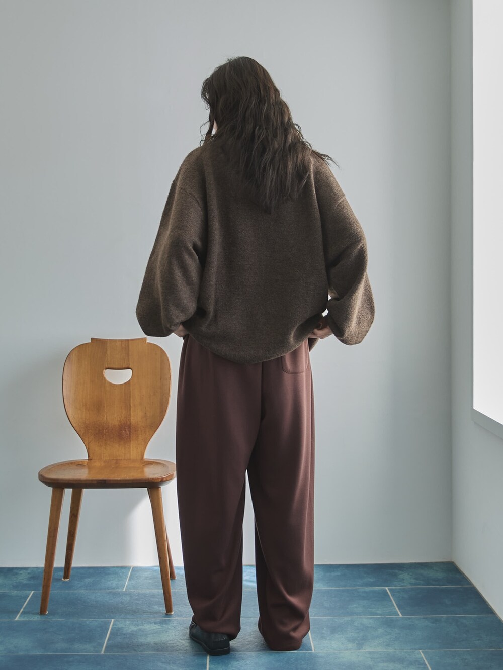 ブラウン系のニット/セーター、ブラウン系のその他パンツ、その他のその他を着用したレディースの秋コーディネートの3枚目の写真