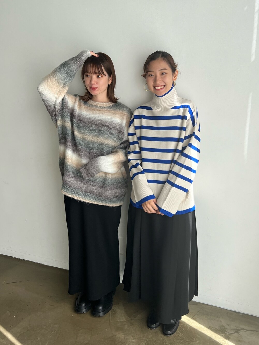 グリーン系のニット/セーター、ブルー系のニット/セーター、ブラウン系のニット/セーターを着用したレディースの秋コーディネートの3枚目の写真