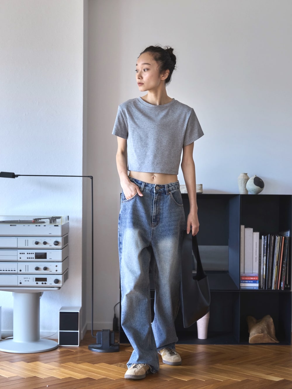 グレー系のTシャツ/カットソー、ブルー系のデニムパンツ、ベージュ系のスニーカーを着用したレディースの夏コーディネートの4枚目の写真