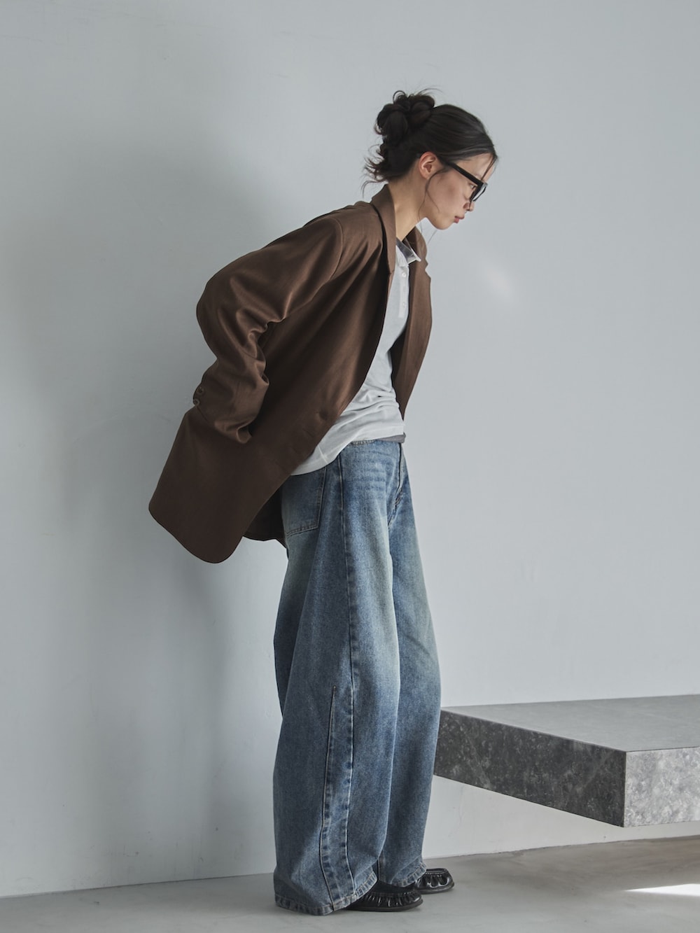 ホワイト系のTシャツ/カットソー、グレー系のTシャツ/カットソー、ブルー系のデニムパンツを着用したレディースの冬コーディネートの4枚目の写真