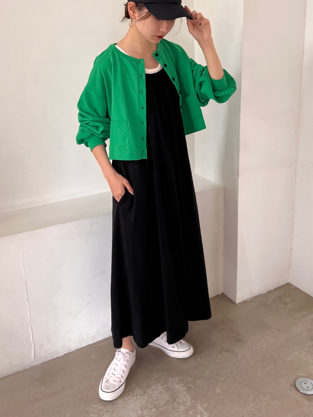 パープル系のトートバッグ、ホワイト系のスニーカー、ブラック系のワンピースを着用したレディースの夏コーディネートの3枚目の写真