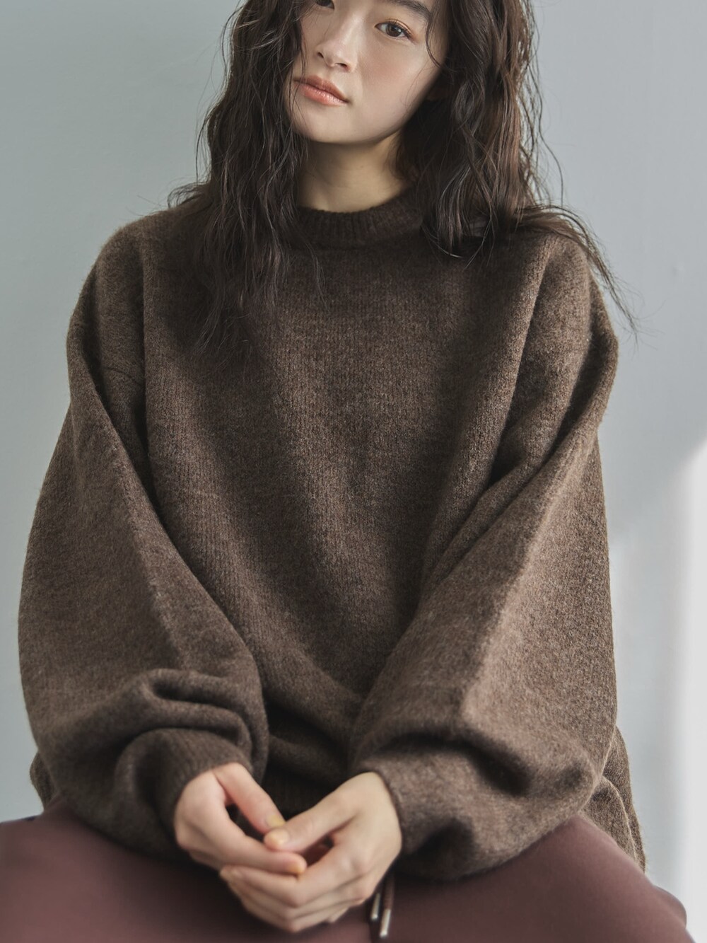 ブラウン系のニット/セーター、ブラウン系のその他パンツ、その他のその他を着用したレディースの秋コーディネートの5枚目の写真