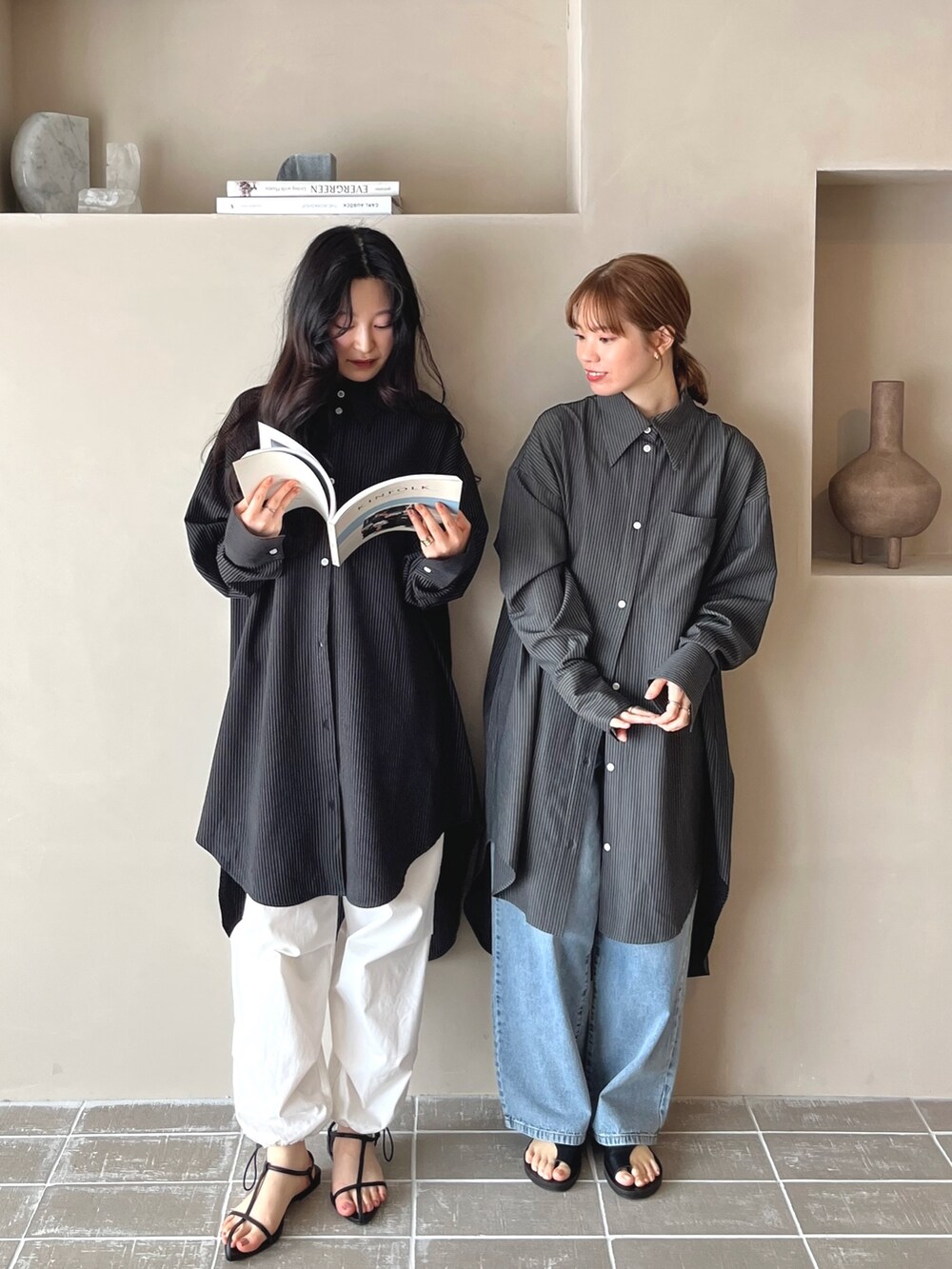 ブラック系のシャツ/ブラウス、ホワイト系のカーゴパンツ、ブラック系のサンダルを着用したレディースの春コーディネートの2枚目の写真
