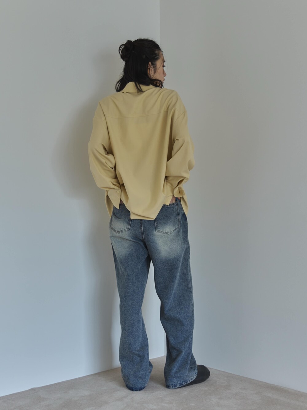 イエロー系のシャツ/ブラウス、ブルー系のデニムパンツ、ブラック系のサンダルを着用したレディースの夏コーディネートの3枚目の写真