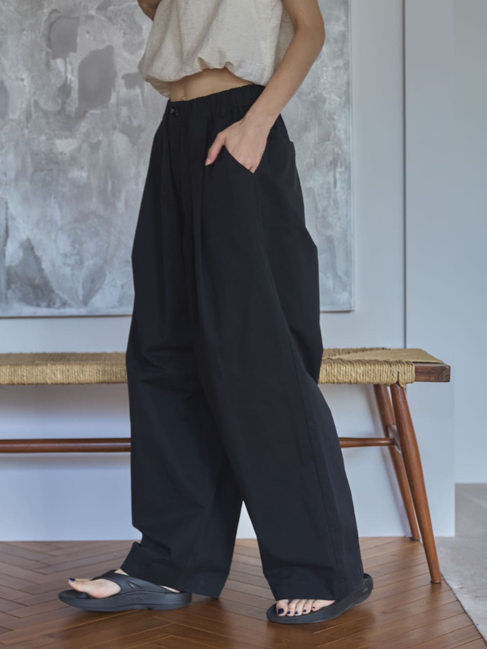 ホワイト系のタンクトップ、ブラック系のその他パンツ、その他のその他を着用したレディースの夏コーディネートの4枚目の写真