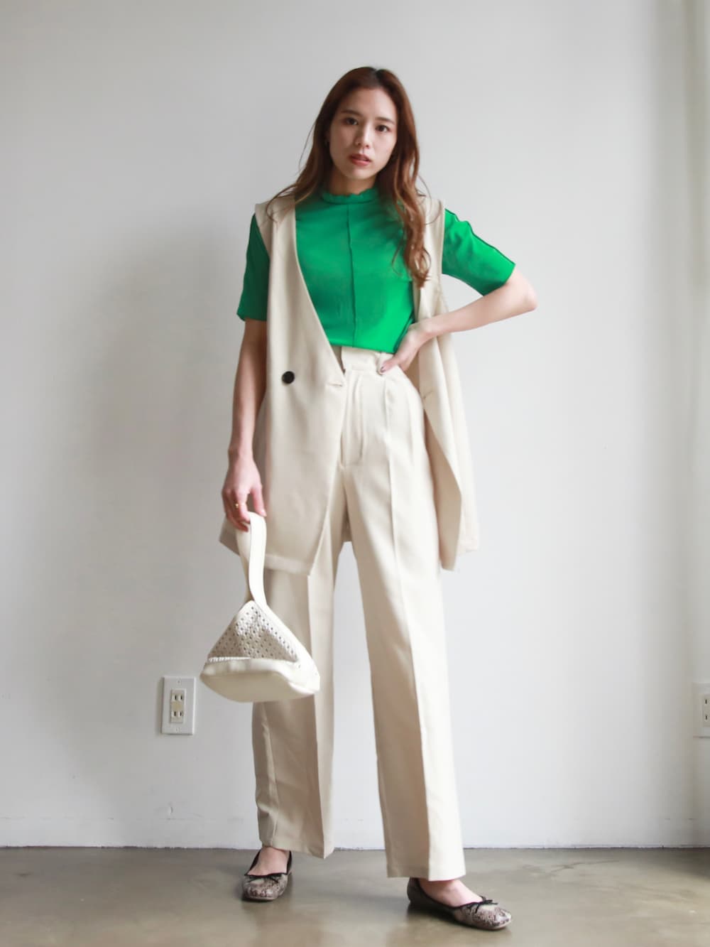 グレー系のスラックス、その他のバレエシューズ、ブラック系のサンダルを着用したレディースの春コーディネートの2枚目の写真