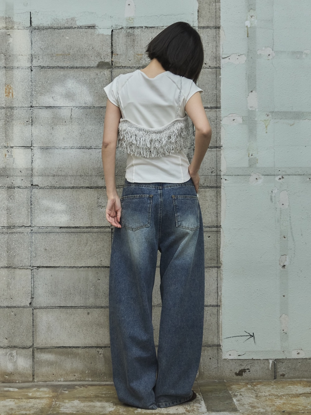 ホワイト系のTシャツ/カットソー、ホワイト系のその他トップス、ブルー系のデニムパンツを着用したレディースの夏コーディネートの3枚目の写真