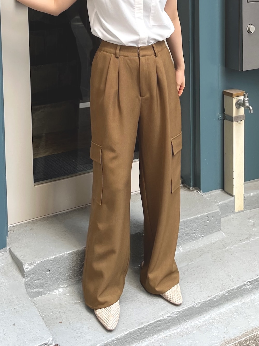 グリーン系のカーゴパンツ、ホワイト系のシャツ/ブラウス、その他のその他を着用したレディースの夏コーディネートの3枚目の写真