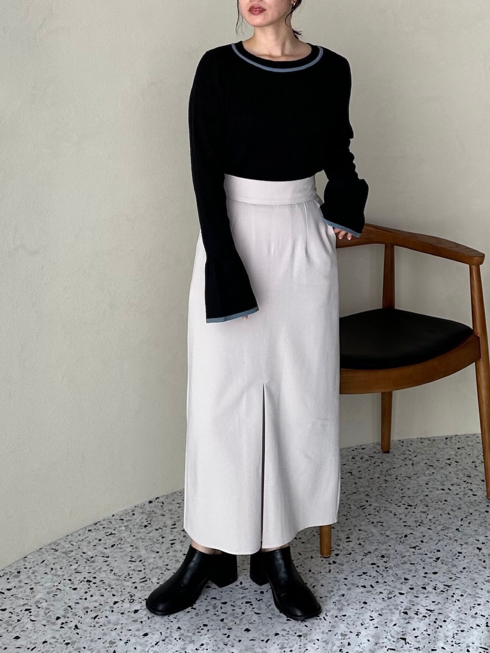 ブラック系のニット/セーター、ホワイト系のスカート、その他のその他を着用したレディースの冬コーディネートの3枚目の写真