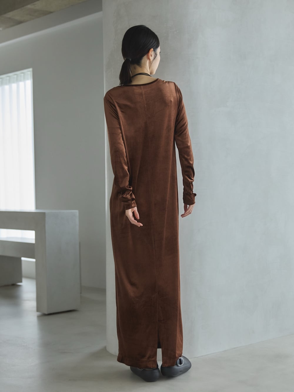 ブラック系のサンダル、ブラウン系のワンピース、その他のその他を着用したレディースの秋コーディネートの4枚目の写真