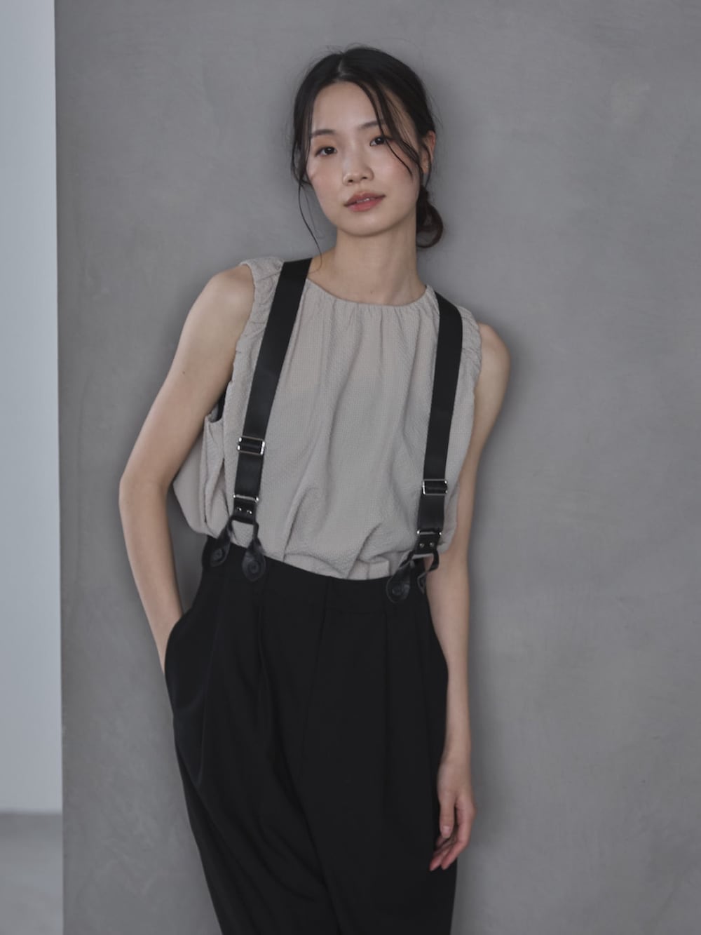 ブラック系のその他パンツ、ホワイト系のシャツ/ブラウス、ブラック系のその他シューズを着用したレディースの夏コーディネートの3枚目の写真