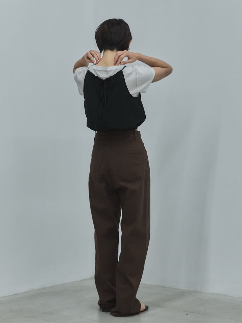 ホワイト系のTシャツ/カットソー、ブラック系のシャツ/ブラウス、ブラウン系のその他パンツを着用したレディースの夏コーディネートの3枚目の写真
