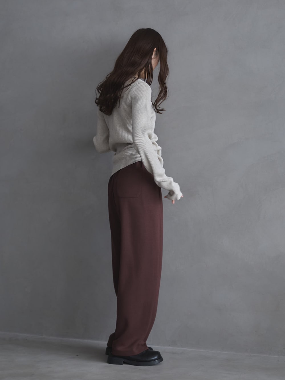 ホワイト系のニット/セーター、ブラウン系のその他パンツ、ブラック系のその他シューズを着用したレディースの冬コーディネートの3枚目の写真