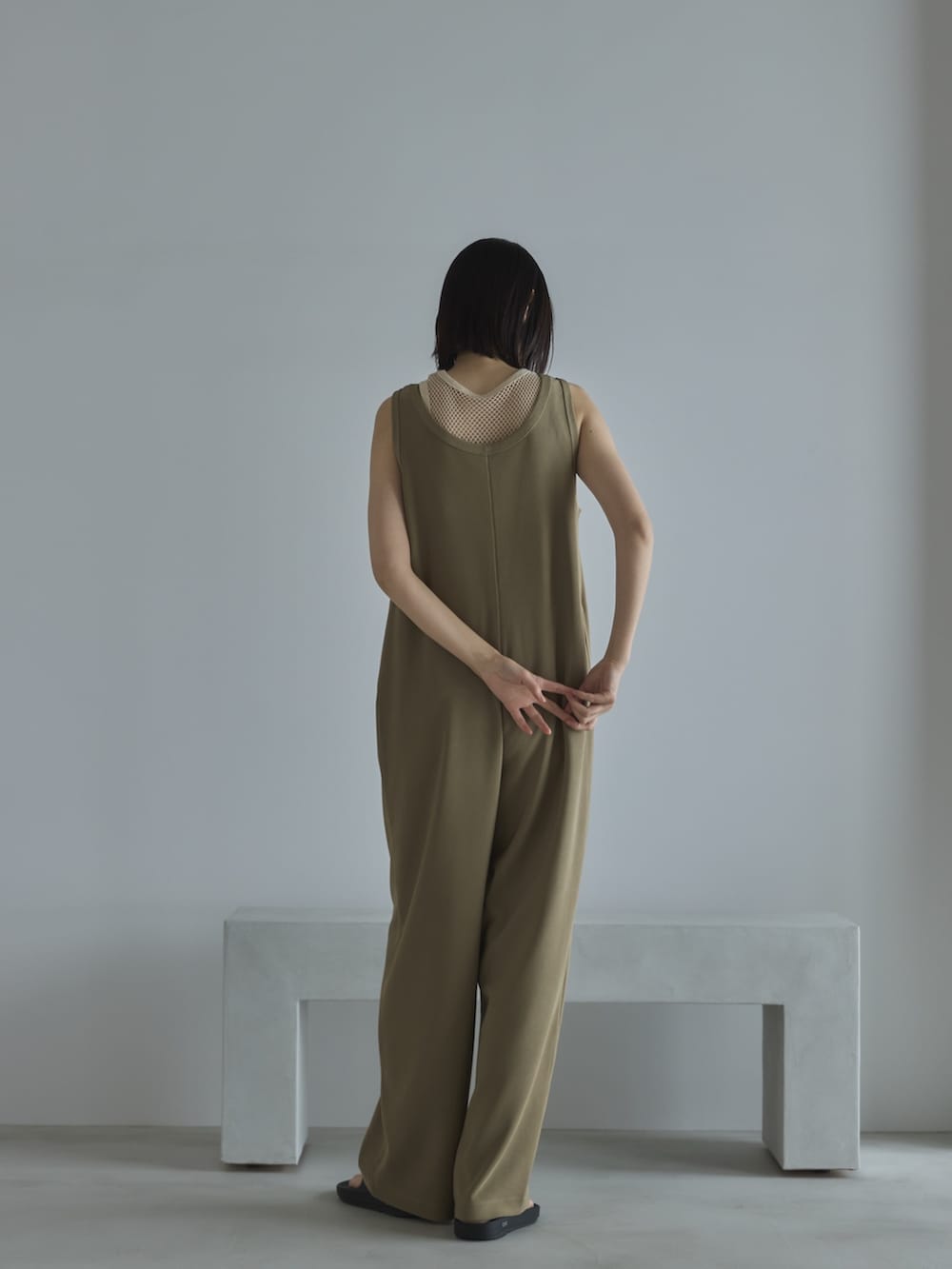 ベージュ系のタンクトップ、ブラック系のサンダル、ベージュ系のサロペット/オーバーオールを着用したレディースの春コーディネートの3枚目の写真