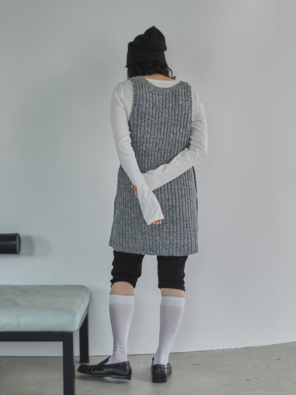 ホワイト系のTシャツ/カットソー、グレー系のワンピース、ブラック系のその他パンツを着用したレディースの冬コーディネートの3枚目の写真