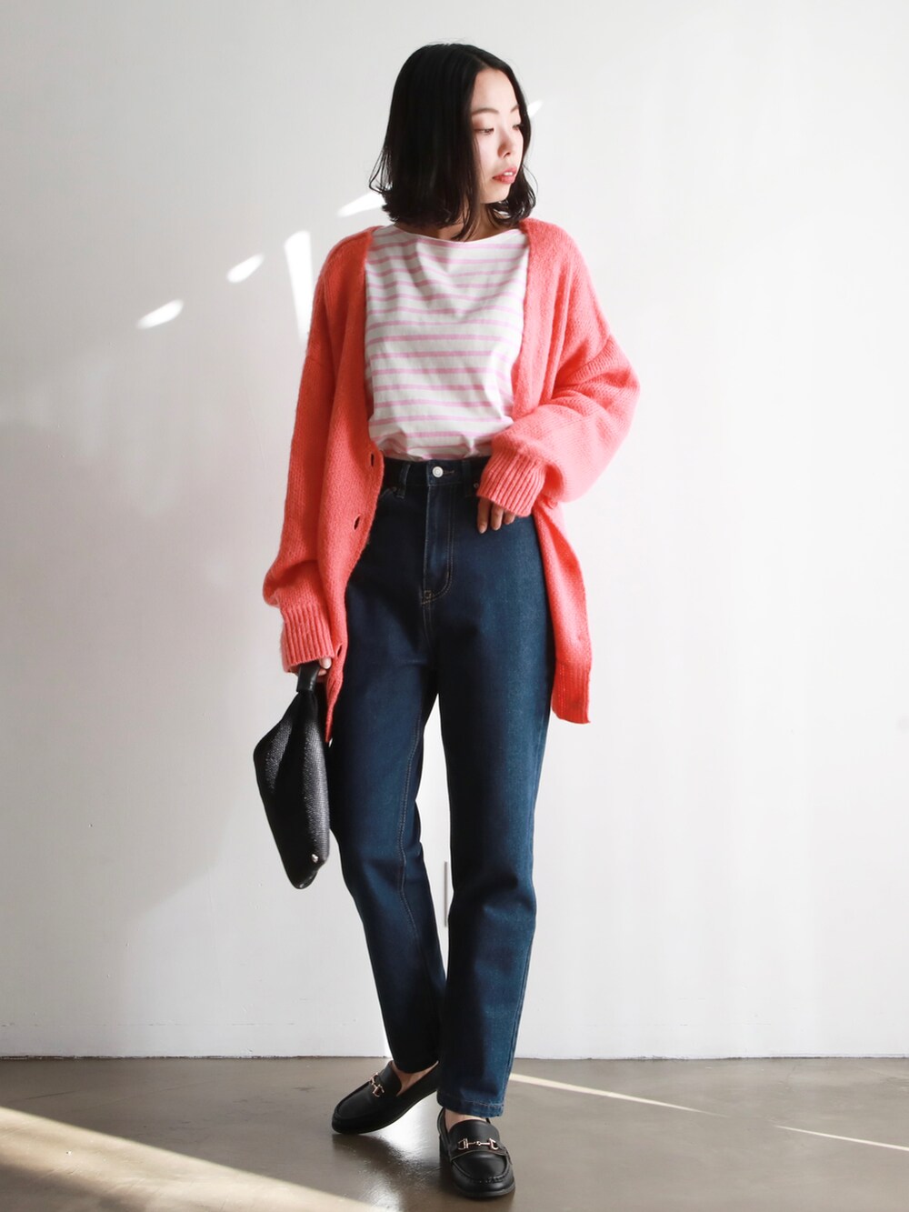 グレー系のブーツ、その他のショルダーバッグ、ピンク系のニット/セーターを着用したレディースの冬コーディネートの2枚目の写真