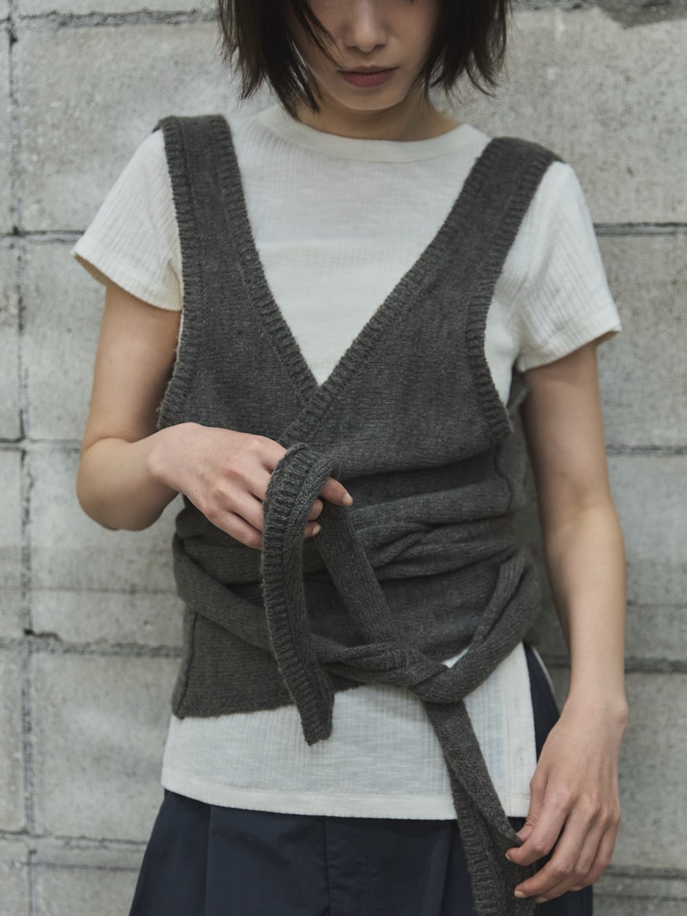 ホワイト系のTシャツ/カットソー、グレー系のその他トップス、ブラック系のその他パンツを着用したレディースの夏コーディネートの4枚目の写真