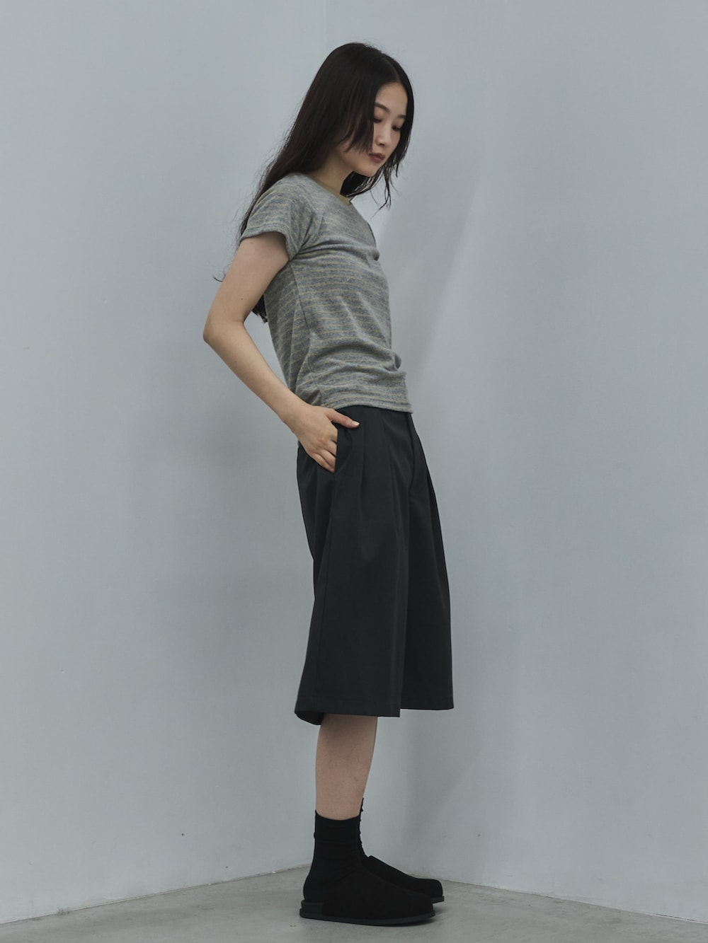 グレー系のTシャツ/カットソー、グレー系のその他パンツ、ブラック系のその他シューズを着用したレディースの夏コーディネートの2枚目の写真