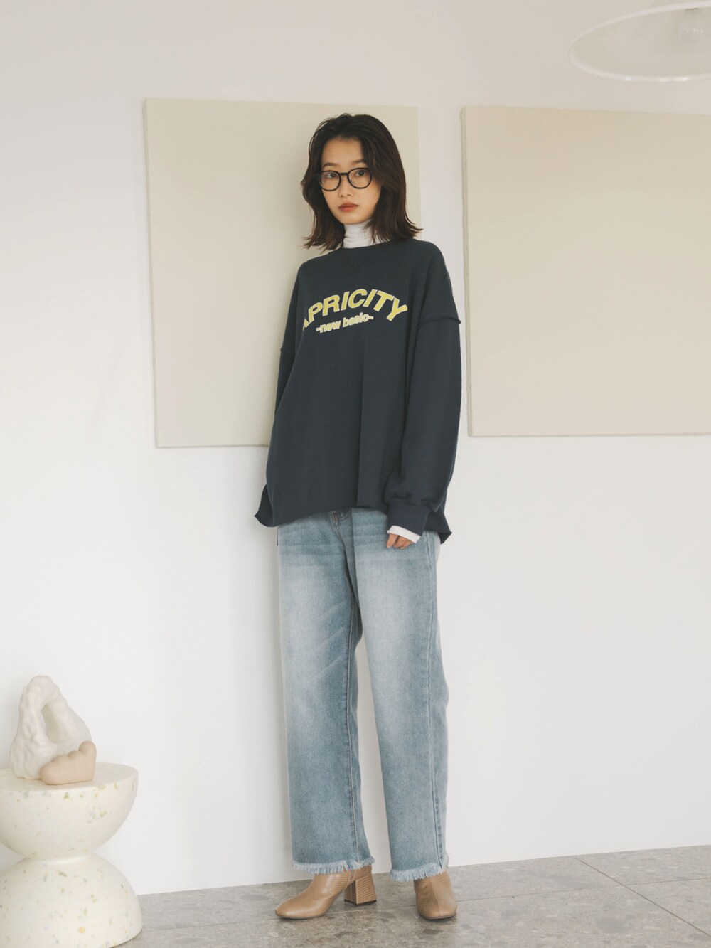 ブルー系のスウェット、ホワイト系のTシャツ/カットソー、ブルー系のデニムパンツを着用したレディースの秋コーディネートの4枚目の写真