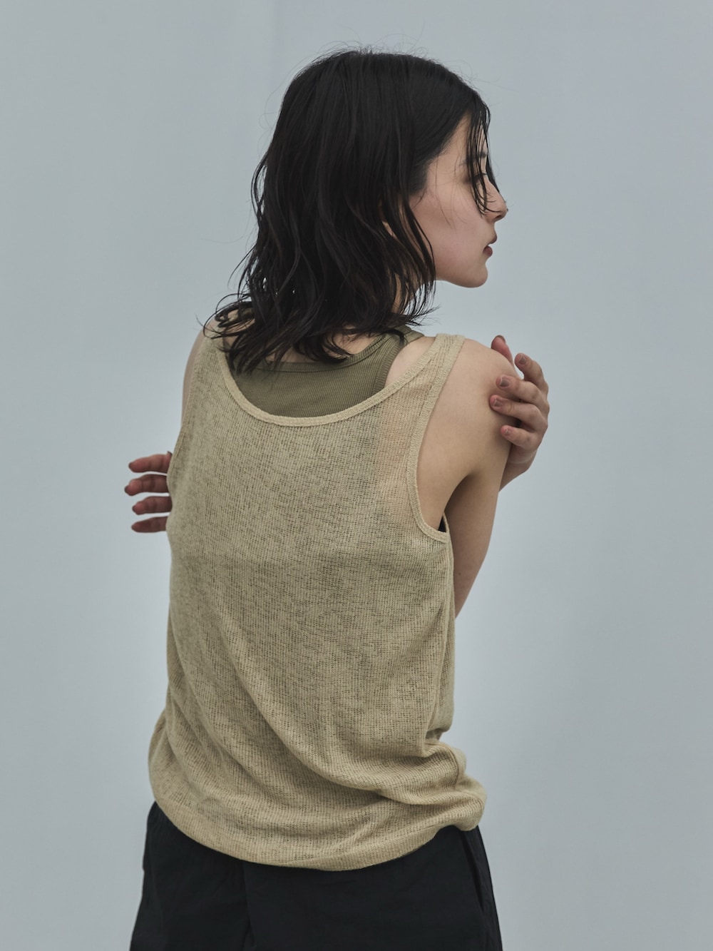 ベージュ系のタンクトップ、ブラック系のその他パンツ、ブラック系のその他シューズを着用したレディースの夏コーディネートの5枚目の写真