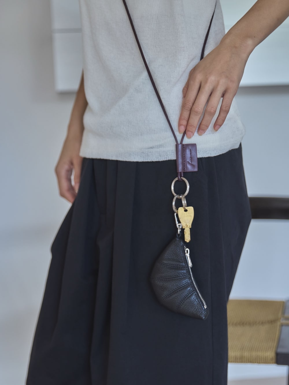 ホワイト系のタンクトップ、ブラック系のその他パンツ、その他のその他を着用したレディースの夏コーディネートの5枚目の写真