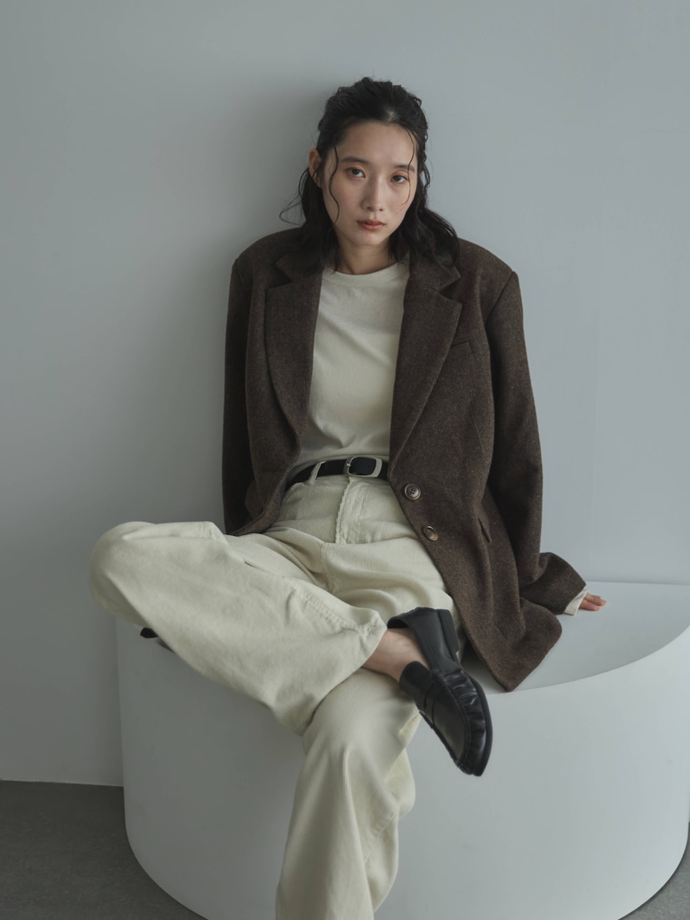 ブラウン系のテーラードジャケット、ベージュ系のTシャツ/カットソー、ホワイト系のその他パンツを着用したレディースの秋コーディネートの4枚目の写真