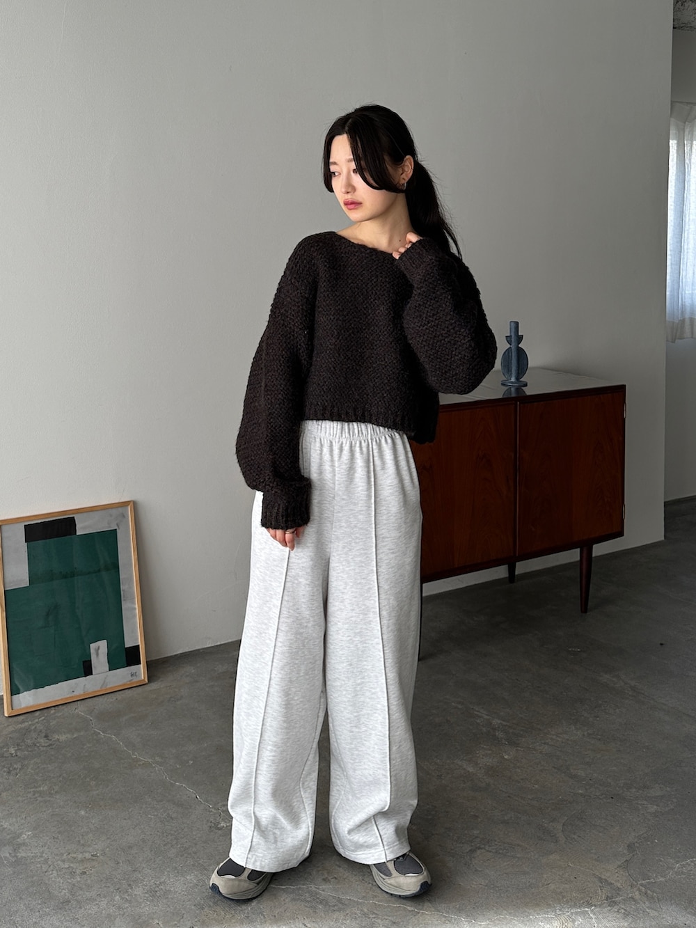ブラウン系のニット/セーター、ベージュ系のスウェットパンツ、その他のその他を着用したレディースの冬コーディネートの4枚目の写真