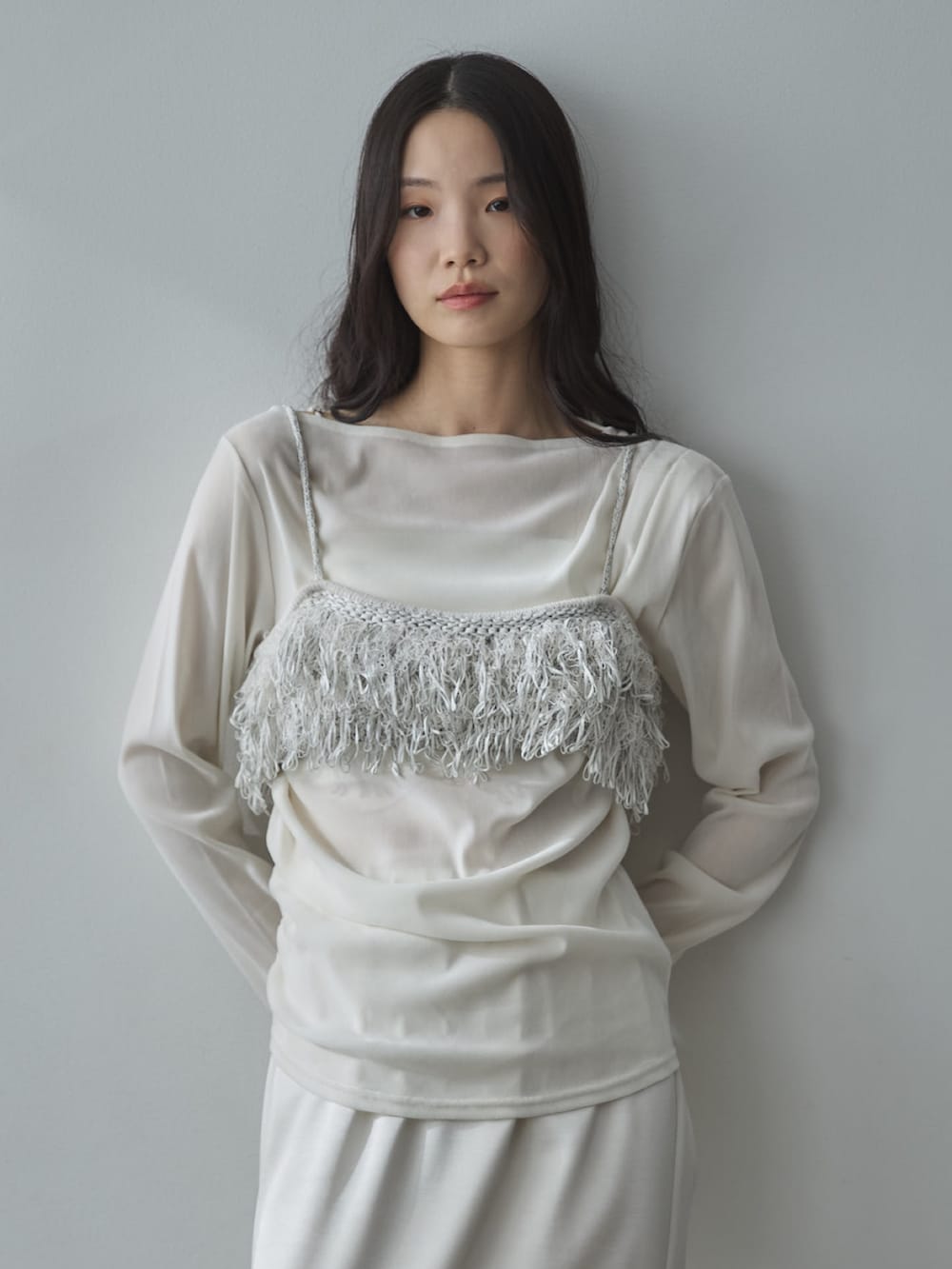 ホワイト系のTシャツ/カットソー、ホワイト系のその他トップス、ホワイト系のスカートを着用したレディースの春コーディネートの4枚目の写真