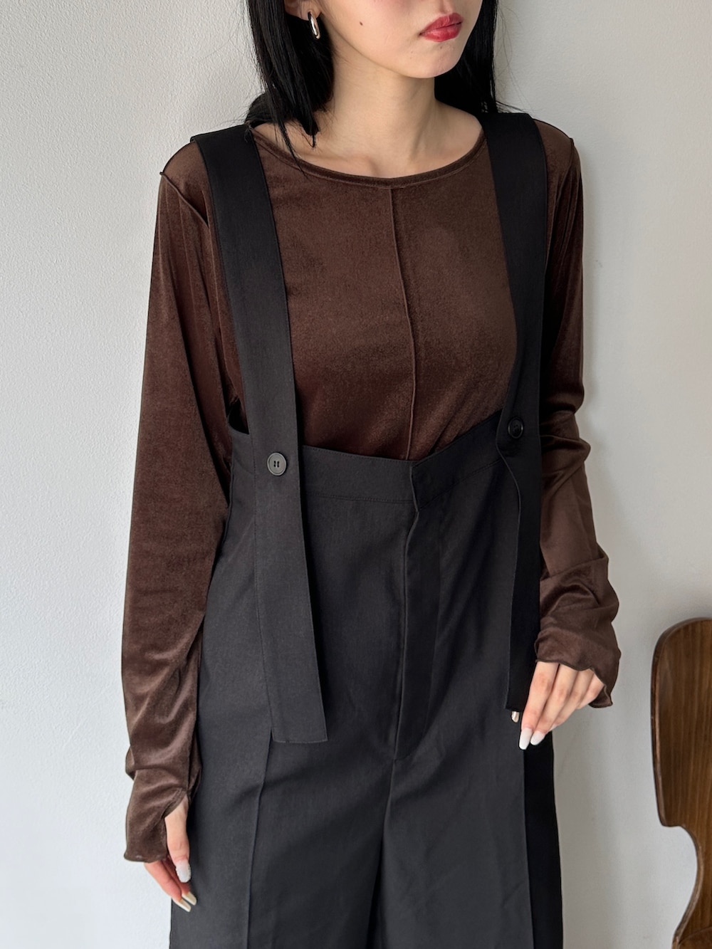 ブラック系のサロペット/オーバーオール、ブラウン系のTシャツ/カットソー、その他のその他を着用したレディースの秋コーディネートの4枚目の写真