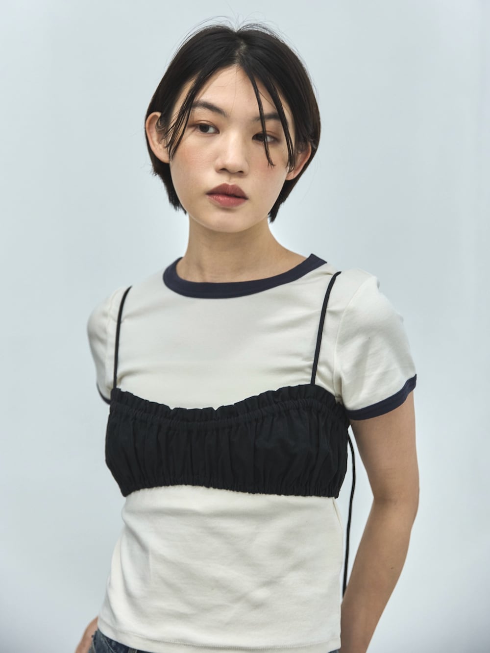 ホワイト系のTシャツ/カットソー、ブラック系のその他トップス、ブルー系のデニムパンツを着用したレディースの夏コーディネートの4枚目の写真