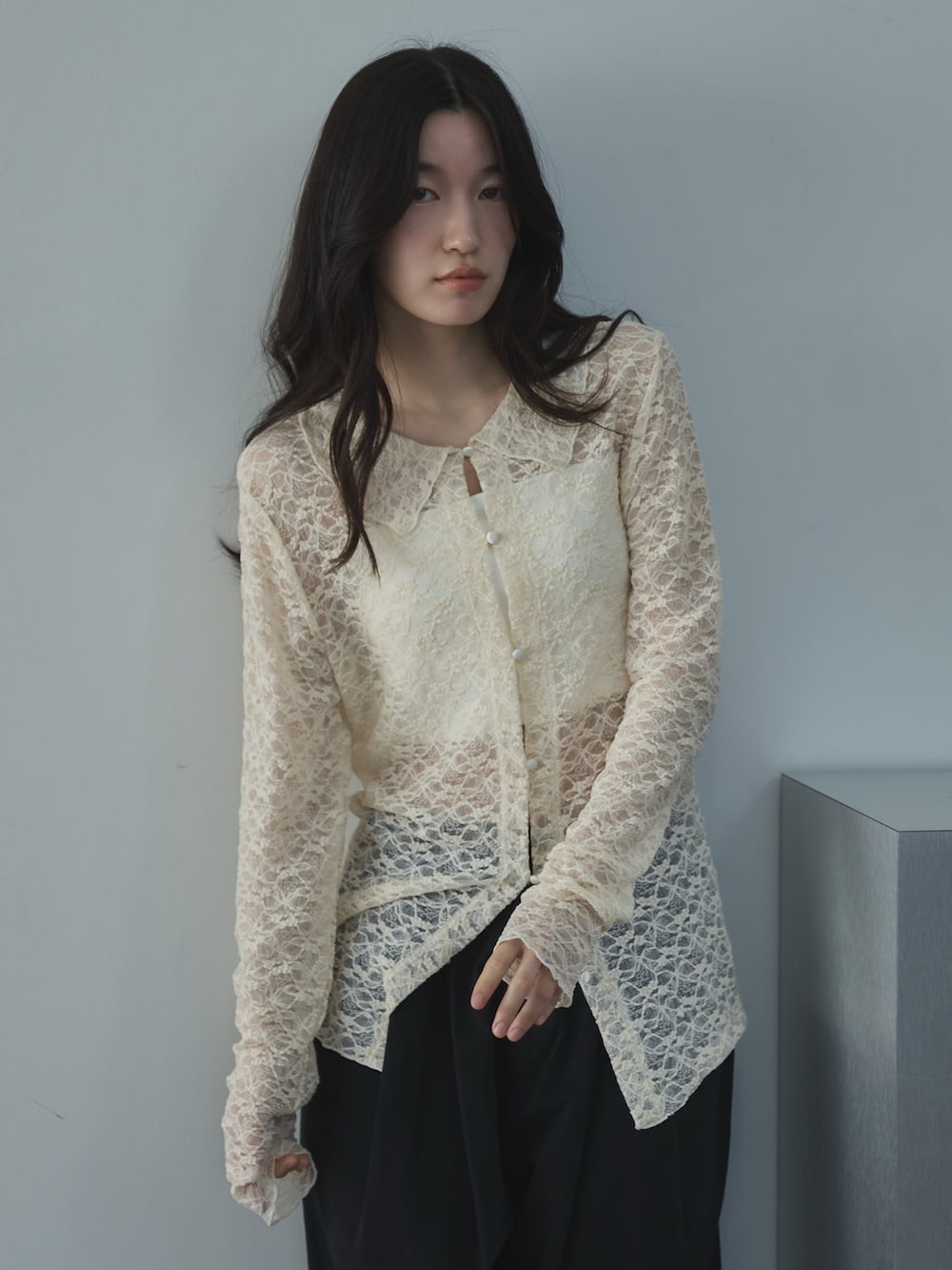 ホワイト系のカーディガン/ボレロ、ブラック系のその他パンツ、ブラック系のローファーを着用したレディースの春コーディネートの4枚目の写真