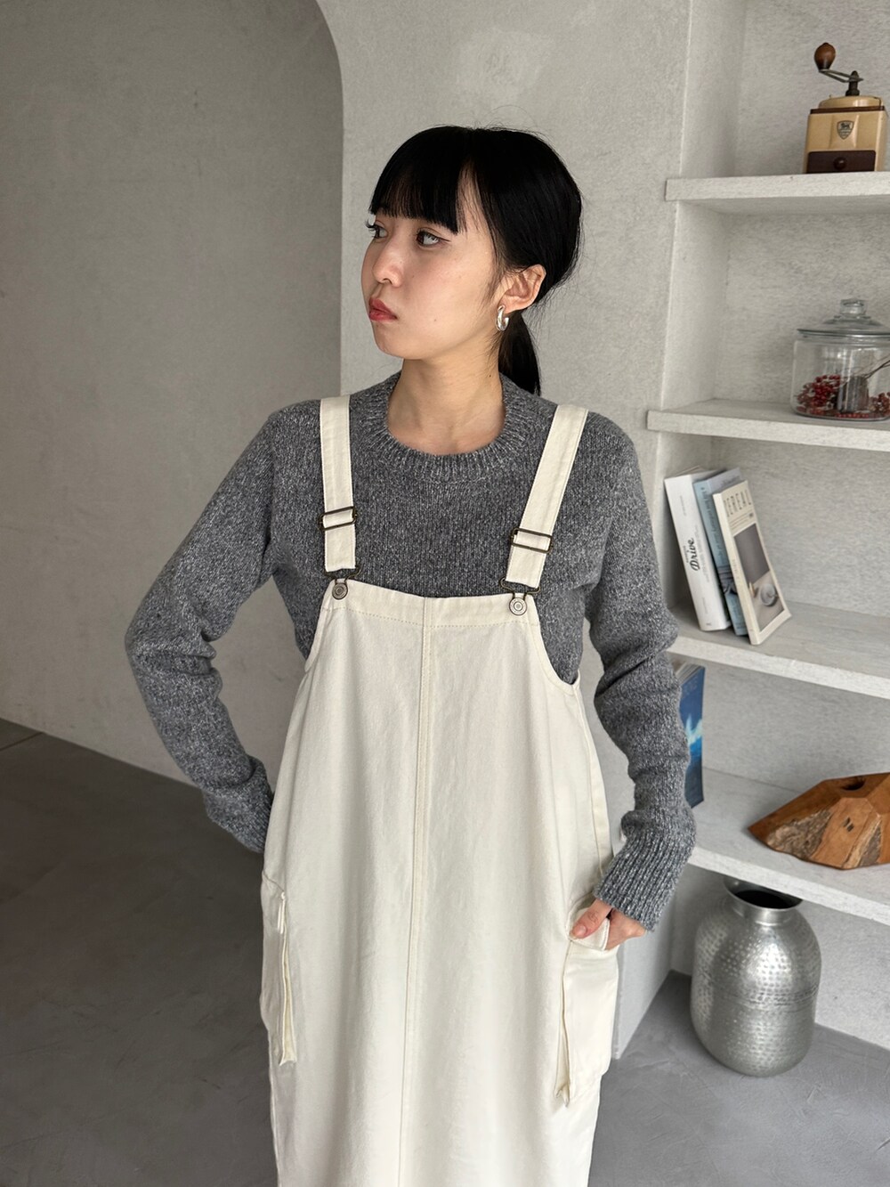 ホワイト系のジャンパースカート、グレー系のニット/セーター、その他のその他を着用したレディースの秋コーディネートの5枚目の写真