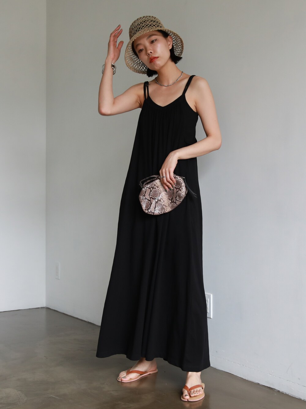 その他のサンダル、ブルー系のTシャツ/カットソー、グリーン系のワンピースを着用したレディースの夏コーディネートの2枚目の写真