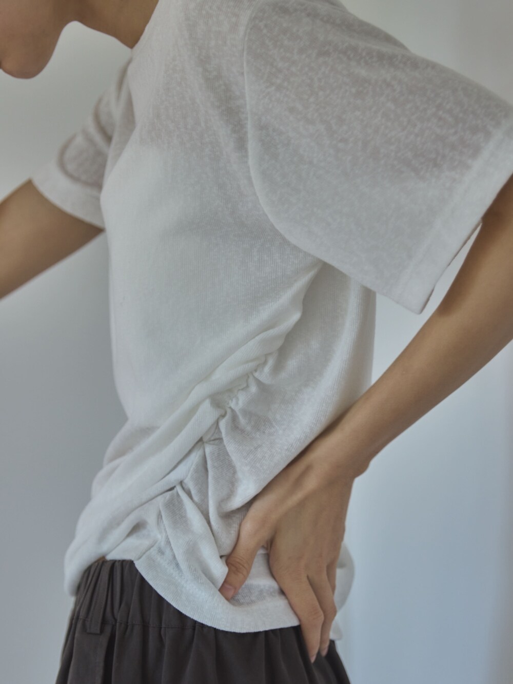ホワイト系のTシャツ/カットソー、ブラウン系のその他パンツ、ブラック系のサンダルを着用したレディースの夏コーディネートの4枚目の写真