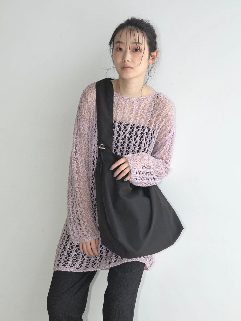 ピンク系のニット/セーター、ブラック系のキャミソール、ブラック系のその他パンツを着用したレディースの春コーディネートの7枚目の写真