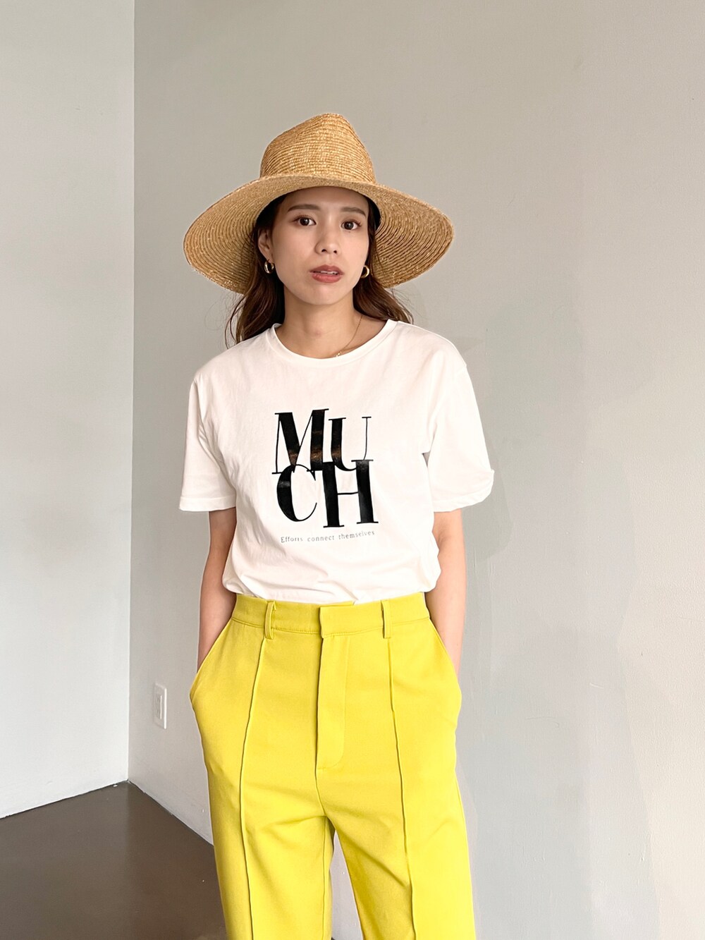 グリーン系のスラックス、ホワイト系のTシャツ/カットソー、その他のその他を着用したレディースの夏コーディネートの2枚目の写真