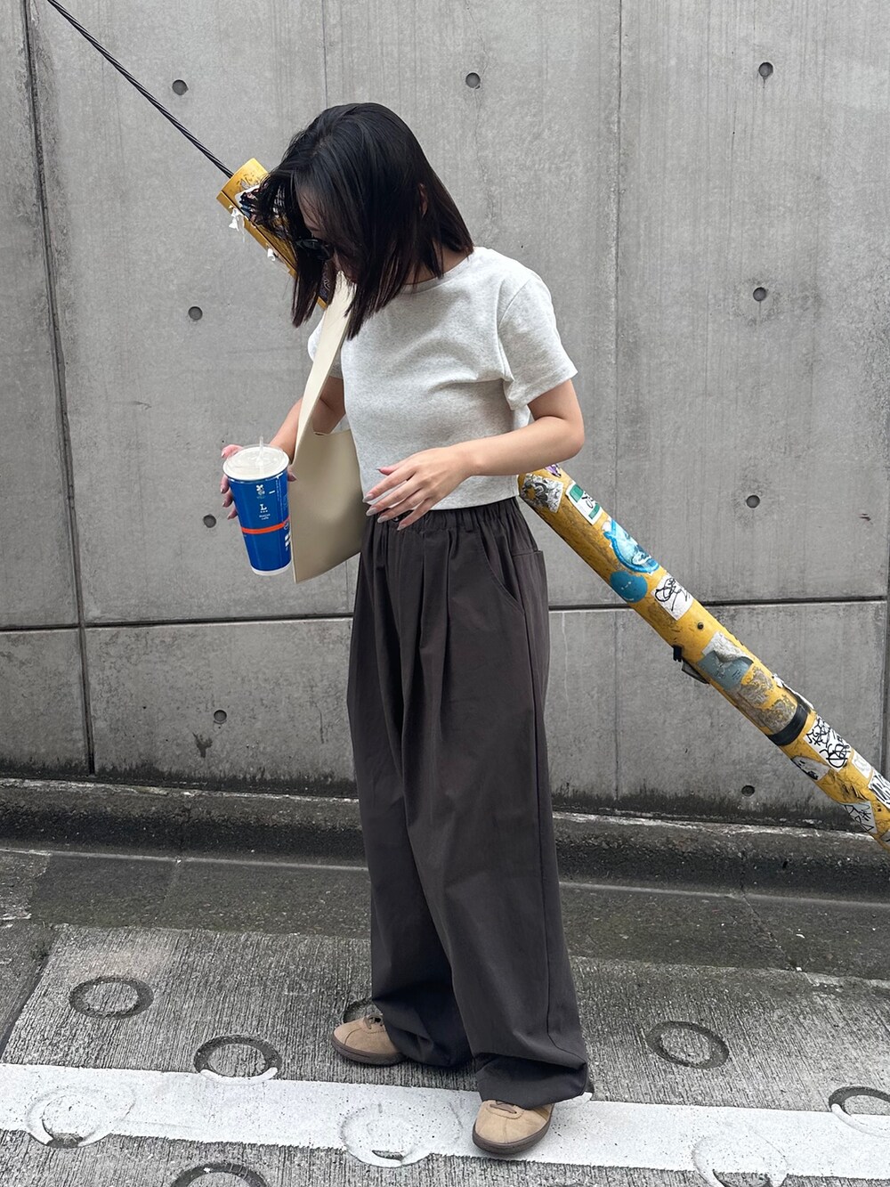 ベージュ系のTシャツ/カットソー、ブラウン系のその他パンツ、ベージュ系のスニーカーを着用したレディースの夏コーディネートの4枚目の写真