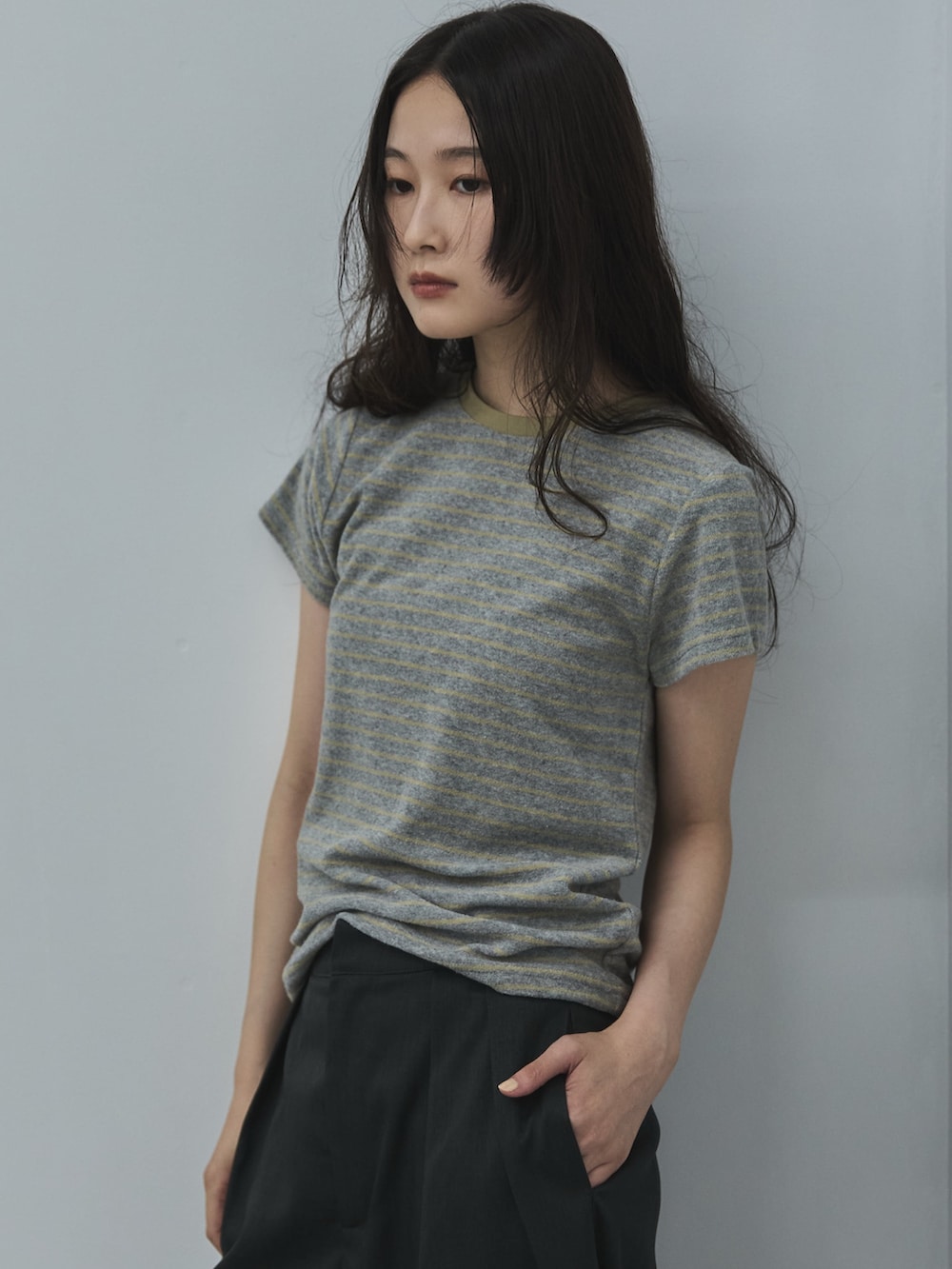 グレー系のTシャツ/カットソー、グレー系のその他パンツ、ブラック系のその他シューズを着用したレディースの夏コーディネートの4枚目の写真