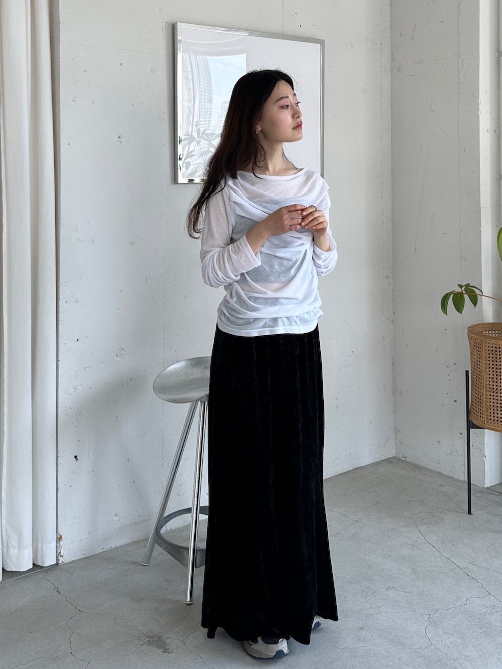 ホワイト系のTシャツ/カットソー、ブラック系のスカート、グレー系のスニーカーを着用したレディースの夏コーディネートの2枚目の写真