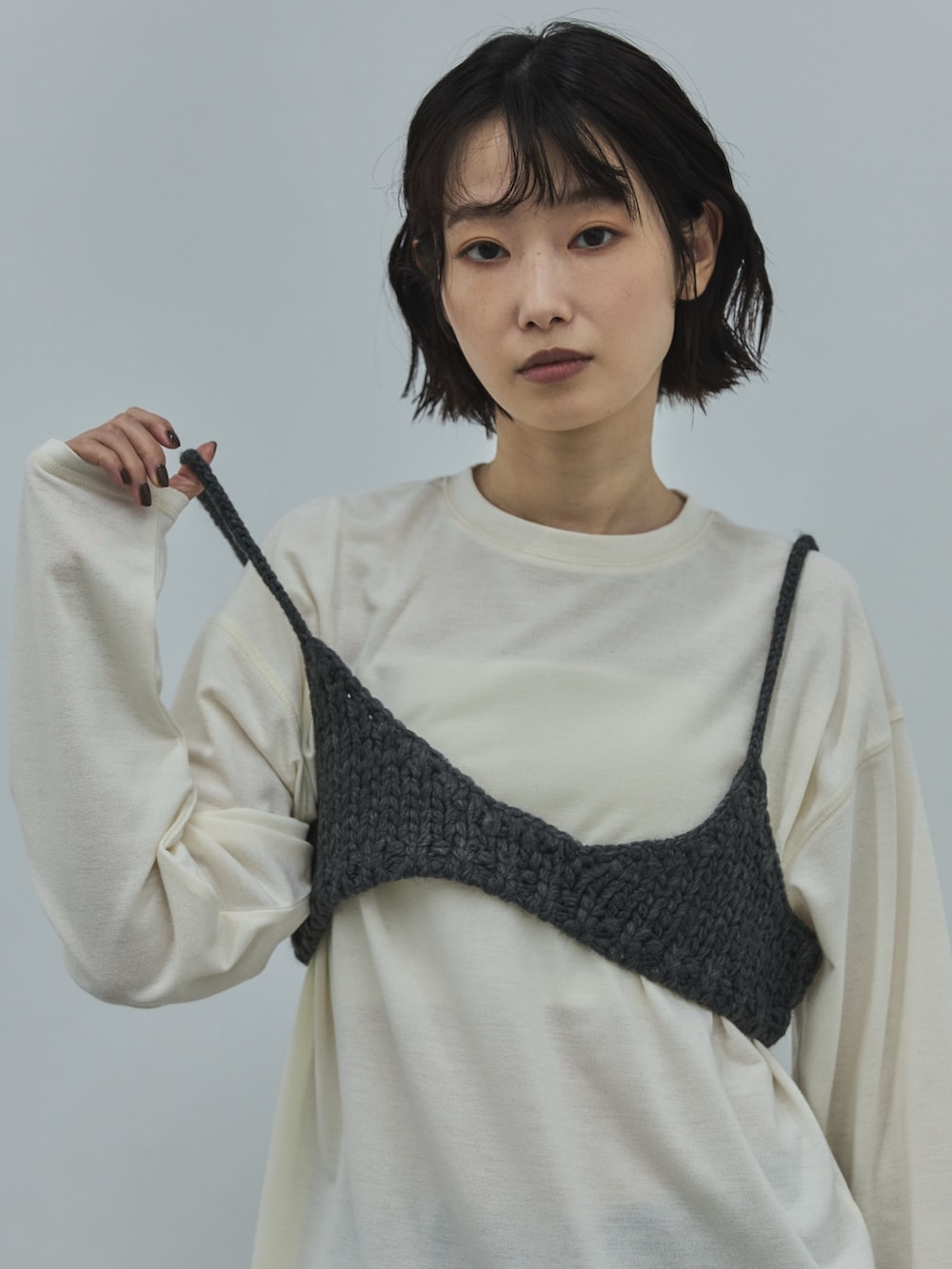 ホワイト系のTシャツ/カットソー、グレー系のその他トップス、グリーン系のその他パンツを着用したレディースの秋コーディネートの4枚目の写真