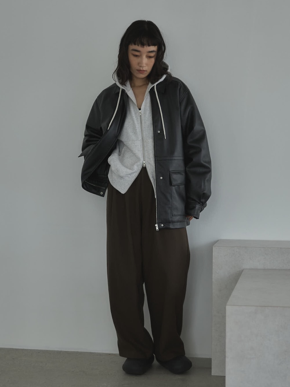 ベージュ系のパーカー、ブラウン系のその他パンツ、ブラック系のサンダルを着用したレディースの冬コーディネートの7枚目の写真